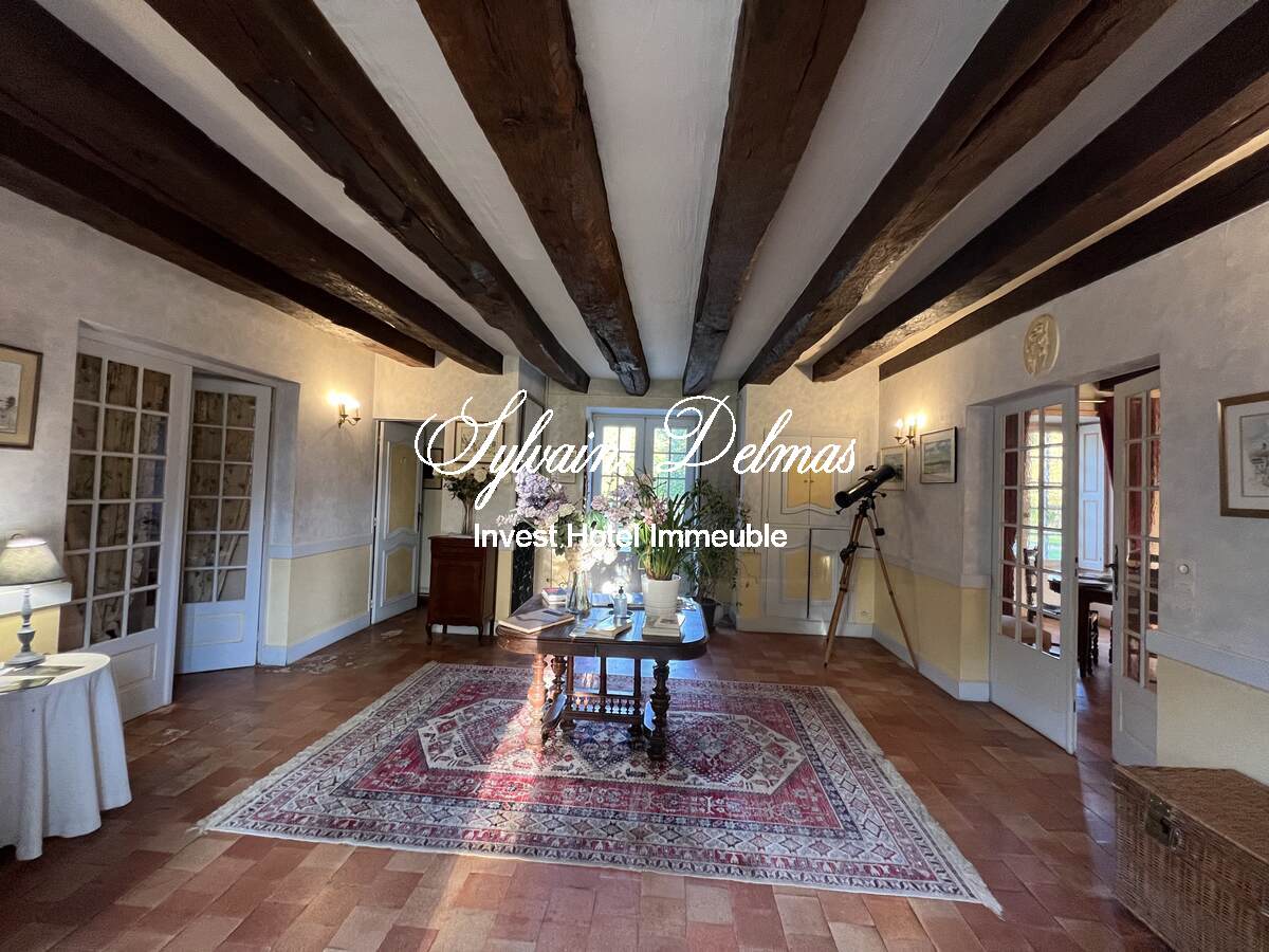 AUTHENTIQUE MANOIR DU XV et XVIIIème à 15 minutes de TOURS avec 90 hectares d'un seul tenant
