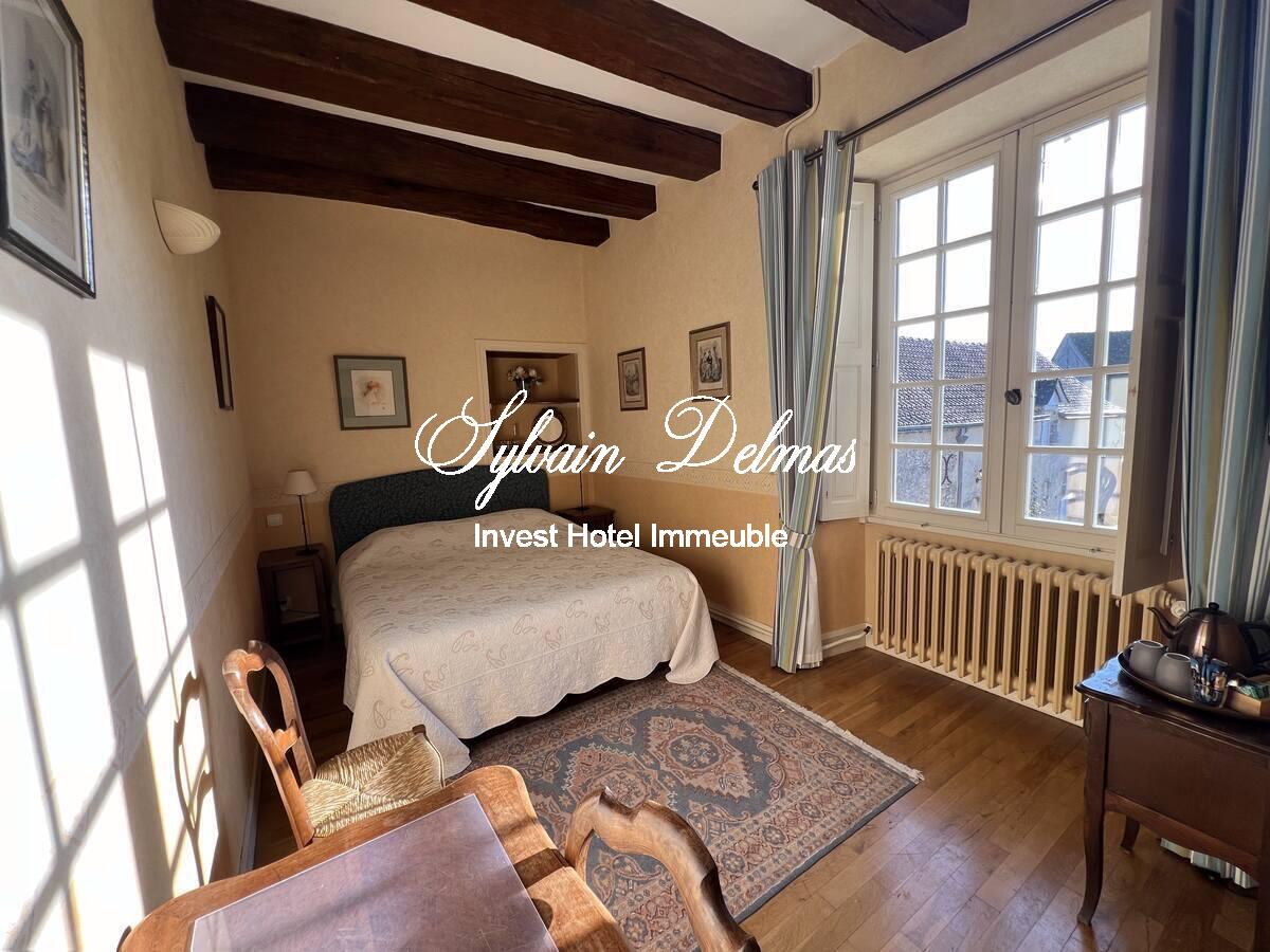 AUTHENTIQUE MANOIR DU XV et XVIIIème à 15 minutes de TOURS avec 90 hectares d'un seul tenant