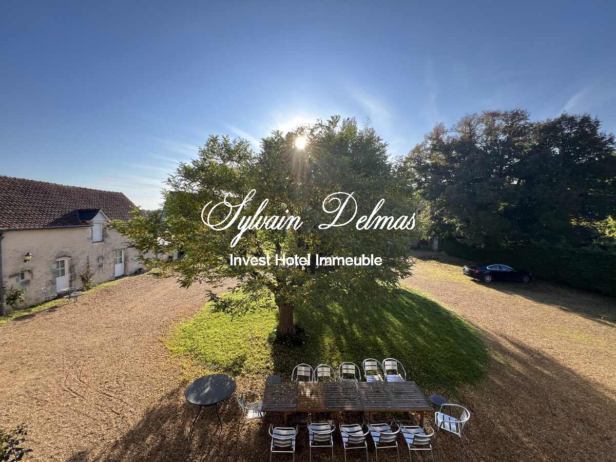AUTHENTIQUE MANOIR DU XV et XVIIIème à 15 minutes de TOURS avec 90 hectares d'un seul tenant