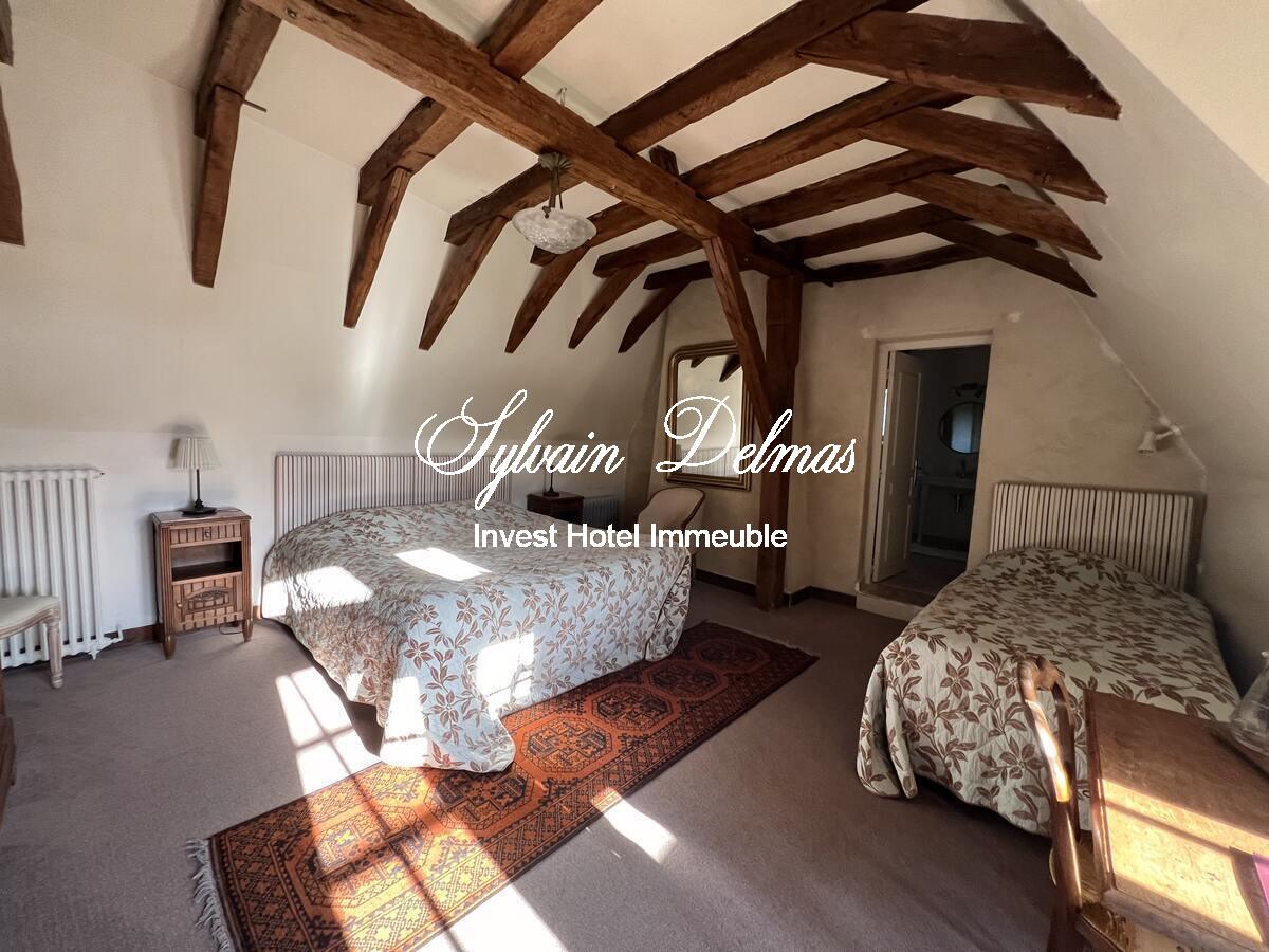 AUTHENTIQUE MANOIR DU XV et XVIIIème à 15 minutes de TOURS avec 90 hectares d'un seul tenant