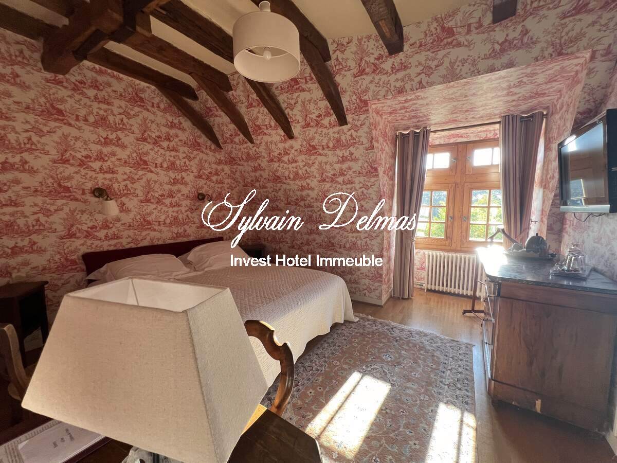 AUTHENTIQUE MANOIR DU XV et XVIIIème à 15 minutes de TOURS avec 90 hectares d'un seul tenant