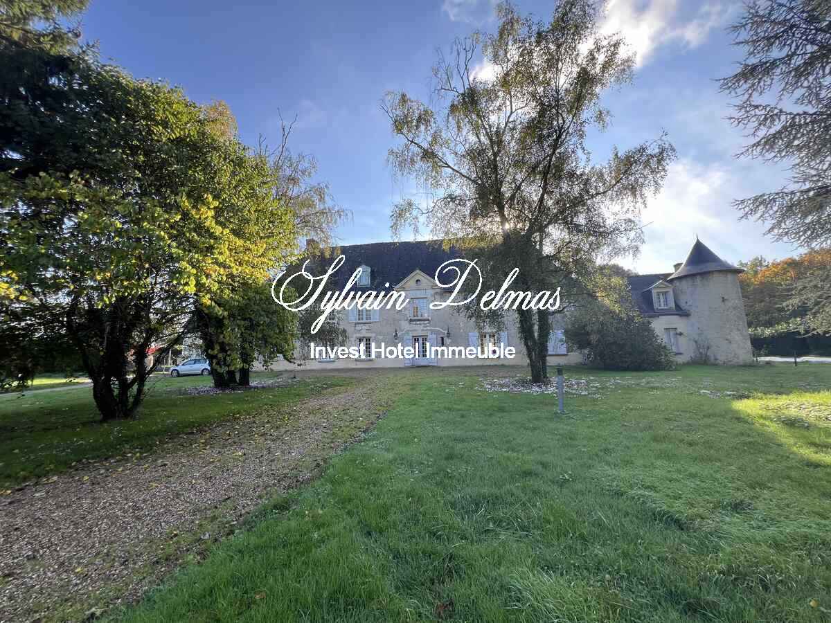 AUTHENTIQUE MANOIR DU XV et XVIIIème à 15 minutes de TOURS avec 90 hectares d'un seul tenant