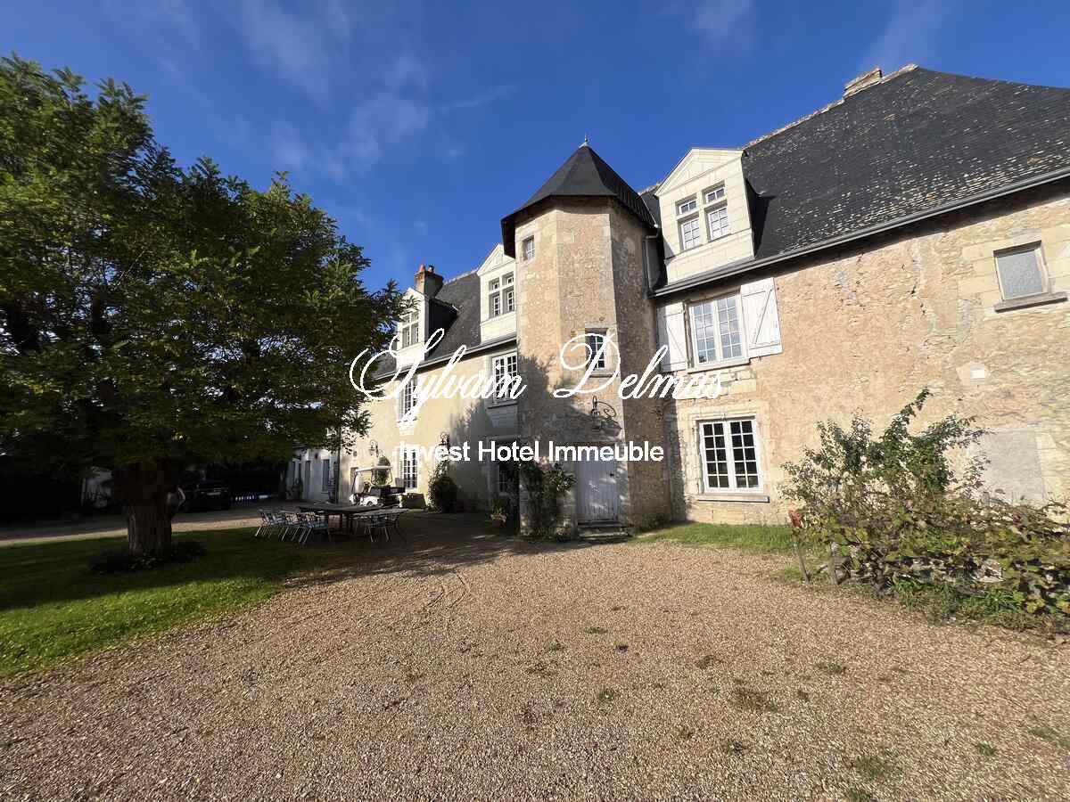 AUTHENTIQUE MANOIR DU XV et XVIIIème à 15 minutes de TOURS avec 90 hectares d'un seul tenant