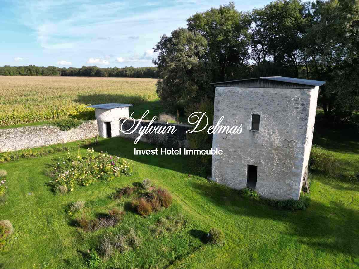 AUTHENTIQUE MANOIR DU XV et XVIIIème à 15 minutes de TOURS avec 90 hectares d'un seul tenant