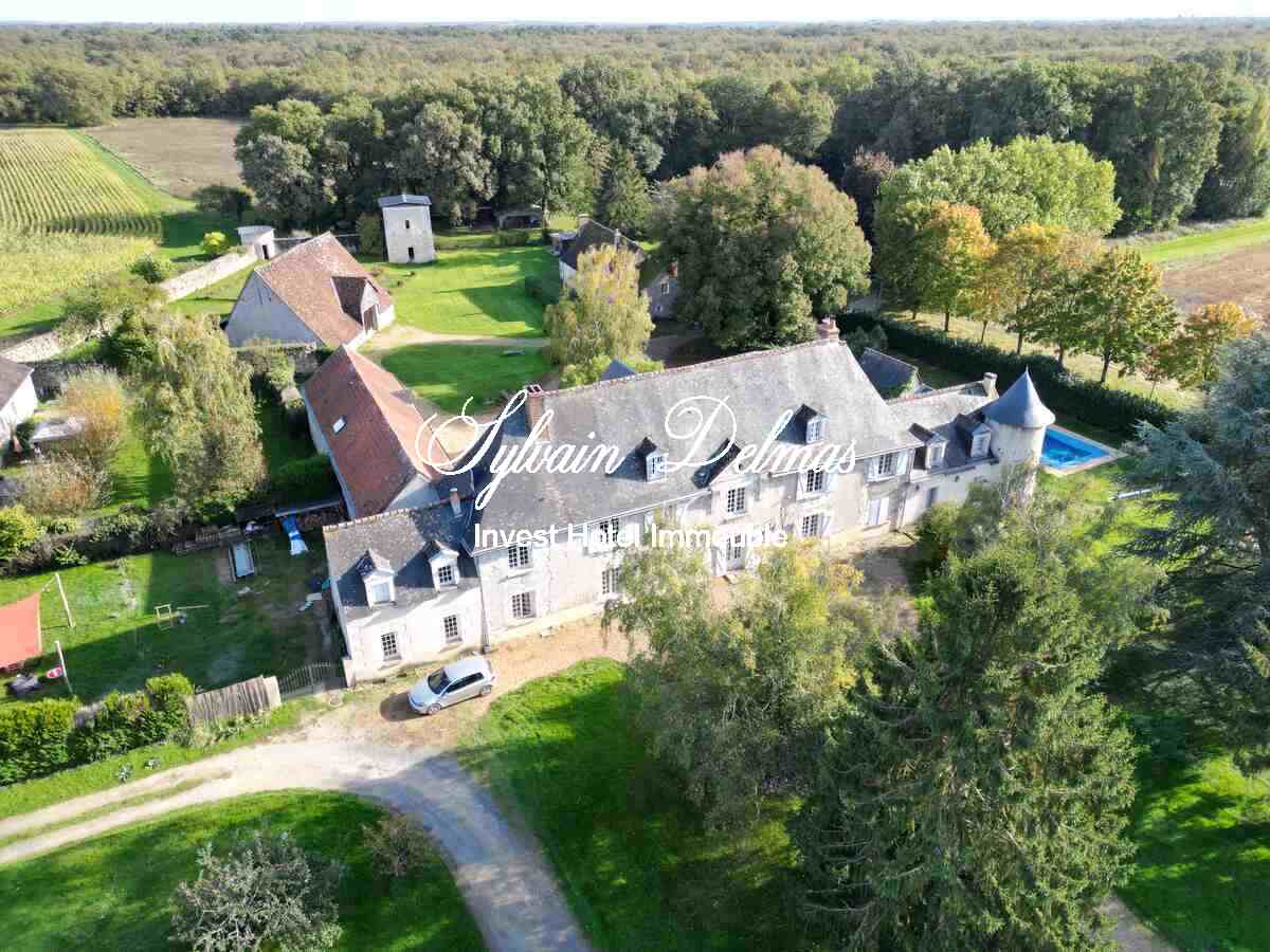 AUTHENTIQUE MANOIR DU XV et XVIIIème à 15 minutes de TOURS avec 90 hectares d'un seul tenant