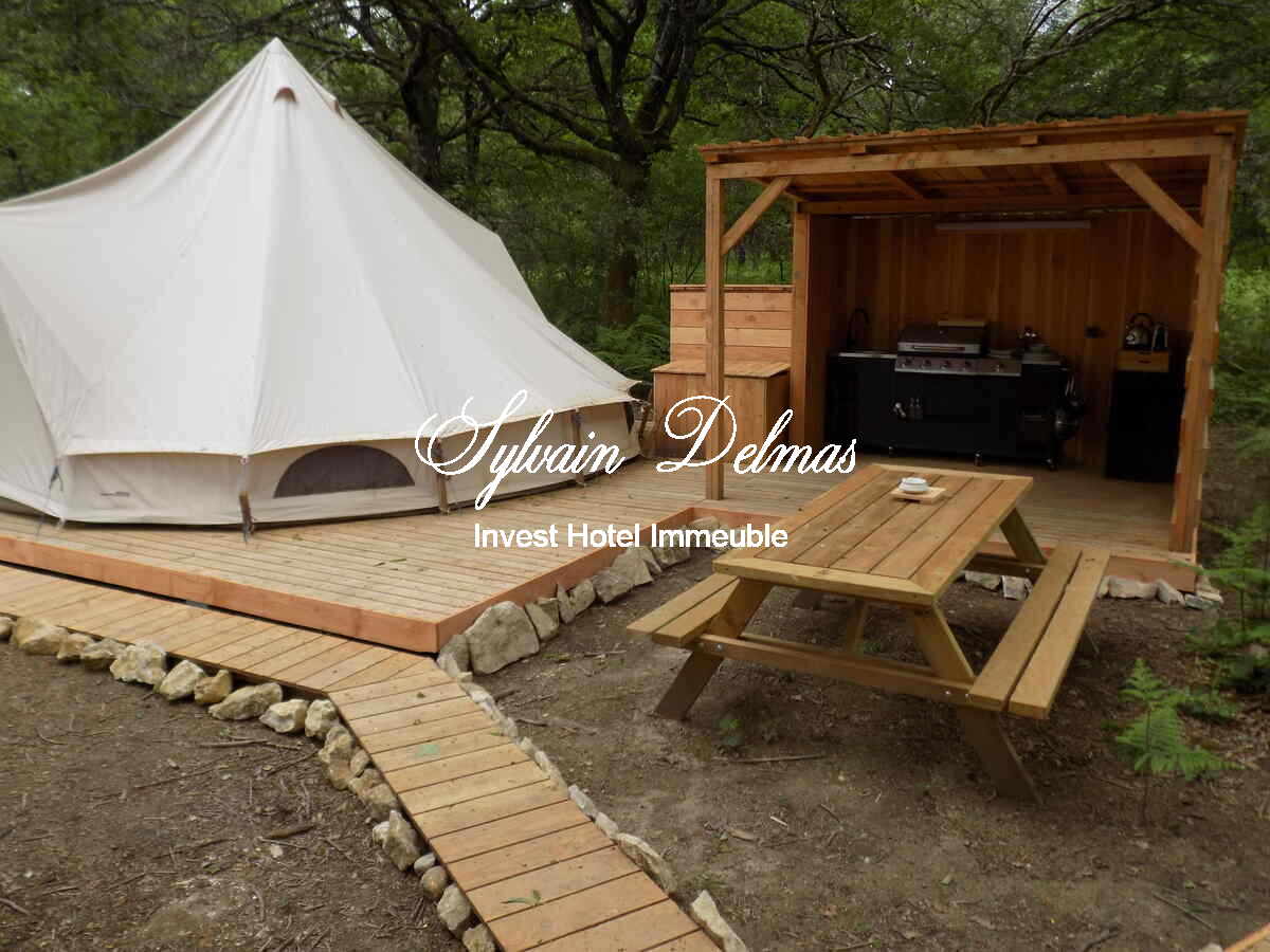 Opportunité d'affaires exceptionnelle : domaine de 24 hectares comprenant 15 hectares d'étangs, parfait pour divers projets touristiques et commerciaux. Avec une activité de location de tentes glamping en pleine expansion.