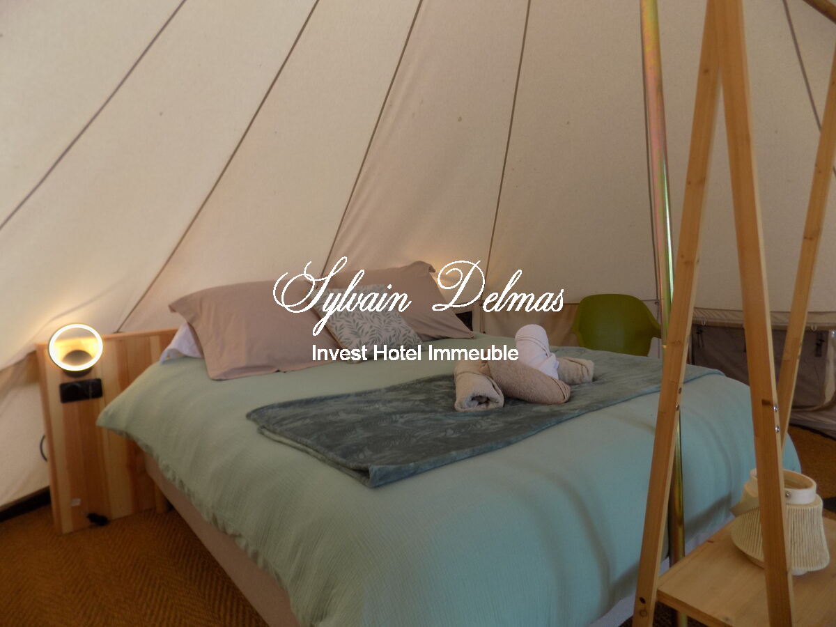 Opportunité d'affaires exceptionnelle : domaine de 24 hectares comprenant 15 hectares d'étangs, parfait pour divers projets touristiques et commerciaux. Avec une activité de location de tentes glamping en pleine expansion.