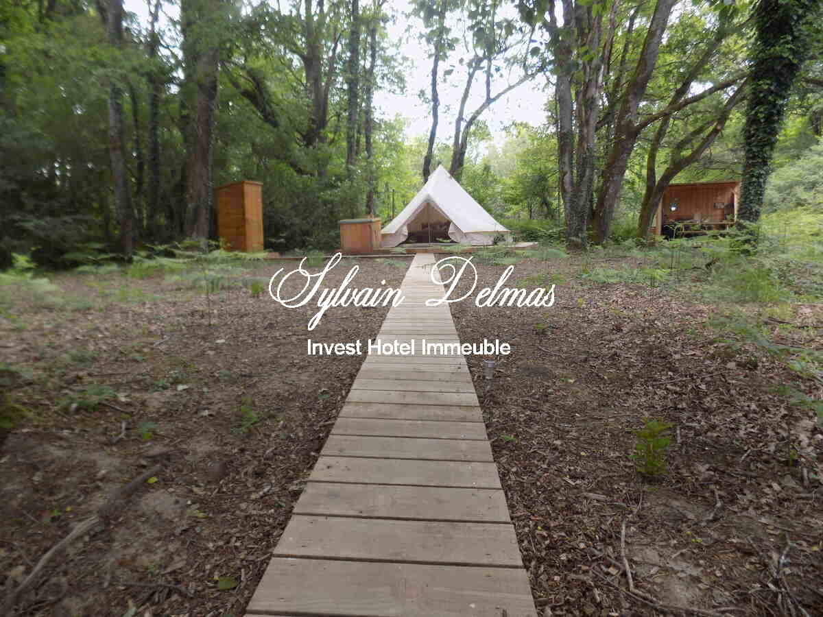 Opportunité d'affaires exceptionnelle : domaine de 24 hectares comprenant 15 hectares d'étangs, parfait pour divers projets touristiques et commerciaux. Avec une activité de location de tentes glamping en pleine expansion.