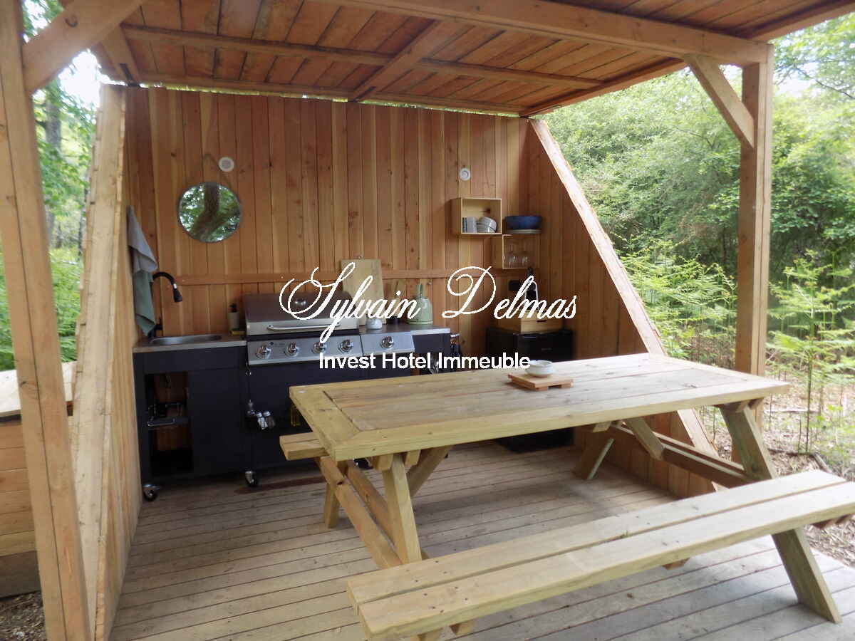 Opportunité d'affaires exceptionnelle : domaine de 24 hectares comprenant 15 hectares d'étangs, parfait pour divers projets touristiques et commerciaux. Avec une activité de location de tentes glamping en pleine expansion.