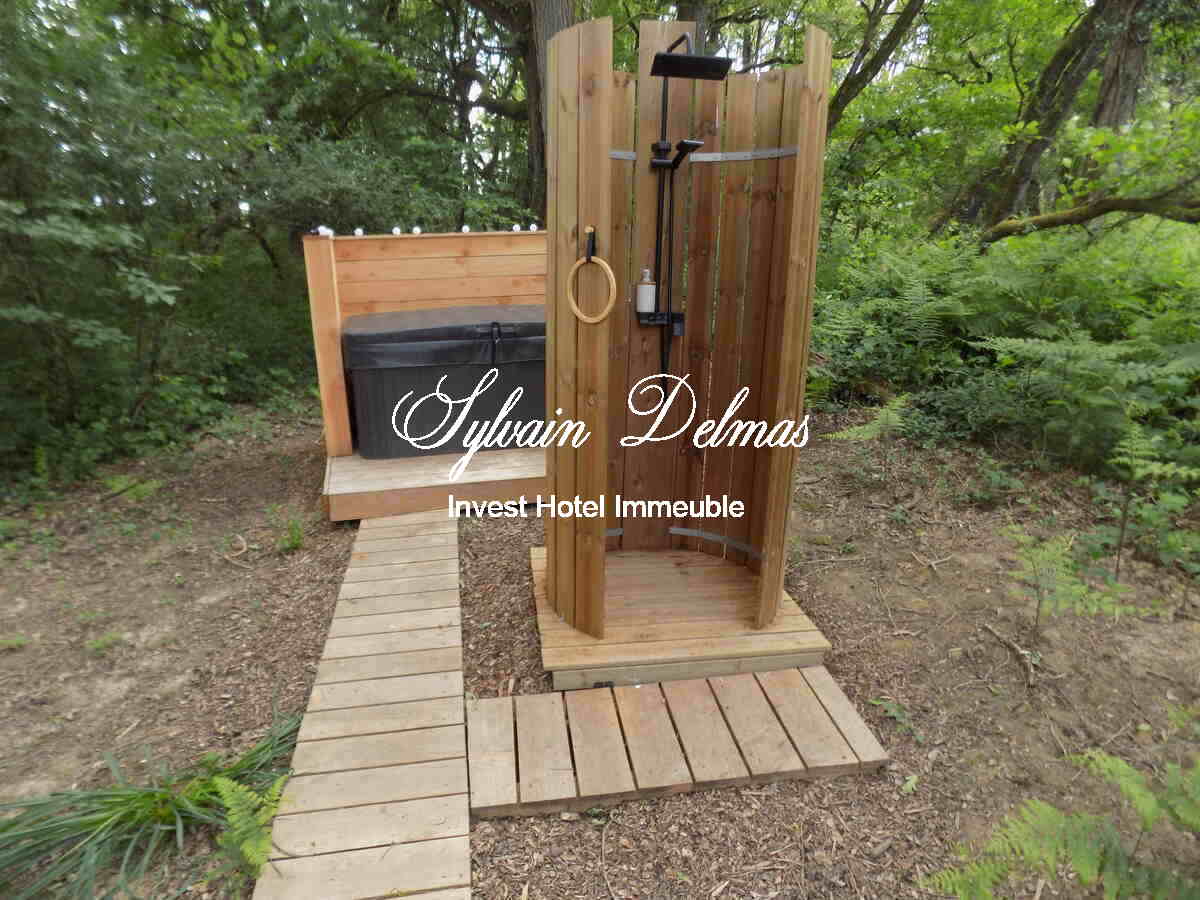 Opportunité d'affaires exceptionnelle : domaine de 24 hectares comprenant 15 hectares d'étangs, parfait pour divers projets touristiques et commerciaux. Avec une activité de location de tentes glamping en pleine expansion.