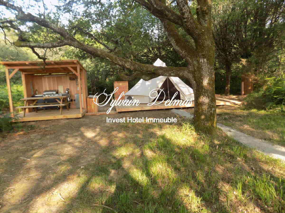 Opportunité d'affaires exceptionnelle : domaine de 24 hectares comprenant 15 hectares d'étangs, parfait pour divers projets touristiques et commerciaux. Avec une activité de location de tentes glamping en pleine expansion.