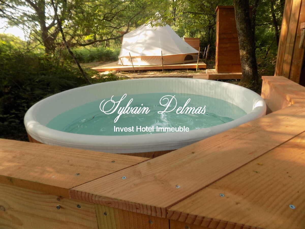 Opportunité d'affaires exceptionnelle : domaine de 24 hectares comprenant 15 hectares d'étangs, parfait pour divers projets touristiques et commerciaux. Avec une activité de location de tentes glamping en pleine expansion.