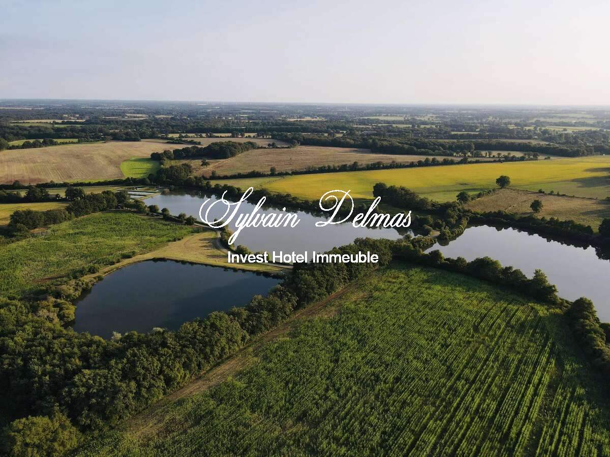 Opportunité d'affaires exceptionnelle : domaine de 24 hectares comprenant 15 hectares d'étangs, parfait pour divers projets touristiques et commerciaux. Avec une activité de location de tentes glamping en pleine expansion.