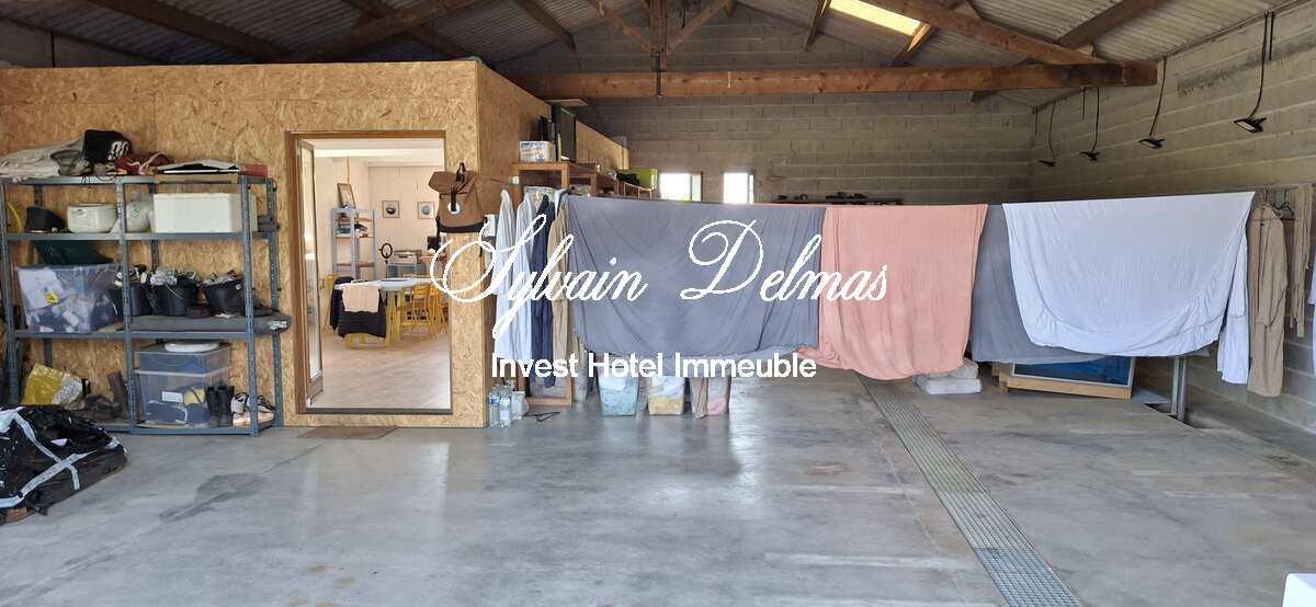 Opportunité d'affaires exceptionnelle : domaine de 24 hectares comprenant 15 hectares d'étangs, parfait pour divers projets touristiques et commerciaux. Avec une activité de location de tentes glamping en pleine expansion.