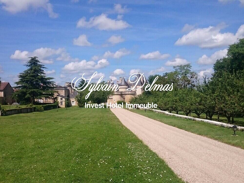 Majestueuse propriété du XVe siècle, entièrement rénovée, combine histoire, élégance et fonctionnalité. Situé au cœur de 15,5 hectares de terres somptueuses, 