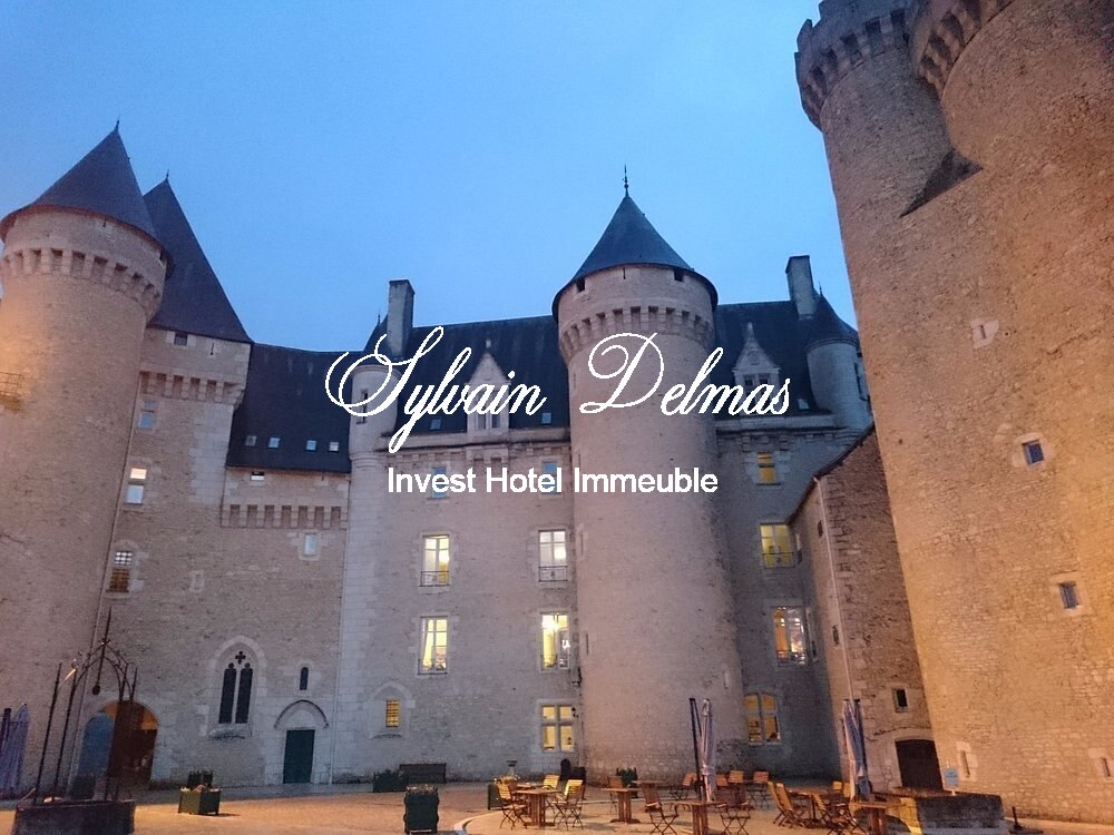 Majestueuse propriété du XVe siècle, entièrement rénovée, combine histoire, élégance et fonctionnalité. Situé au cœur de 15,5 hectares de terres somptueuses, 
