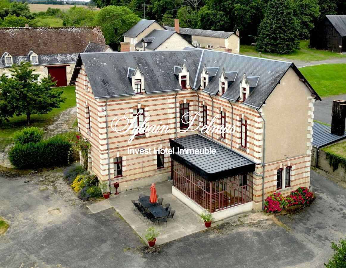 SOMPTEUX CHÂTEAU DU XV DANS UN DOMAINE FORESTIER DE 96 HECTARES