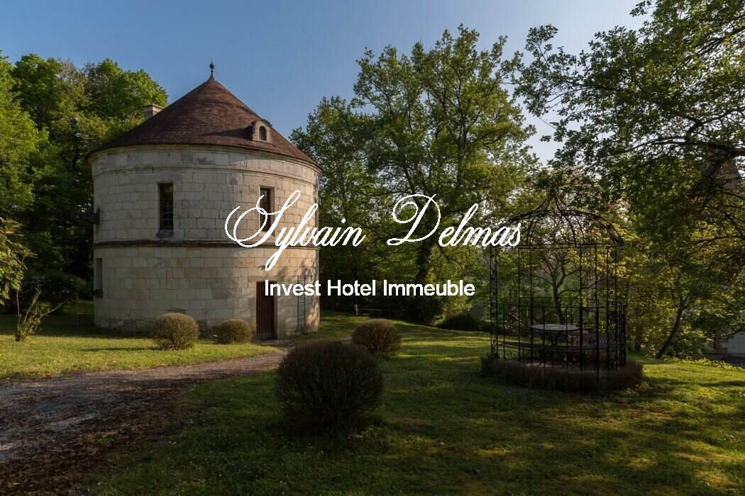SOMPTEUX CHÂTEAU DU XV DANS UN DOMAINE FORESTIER DE 96 HECTARES